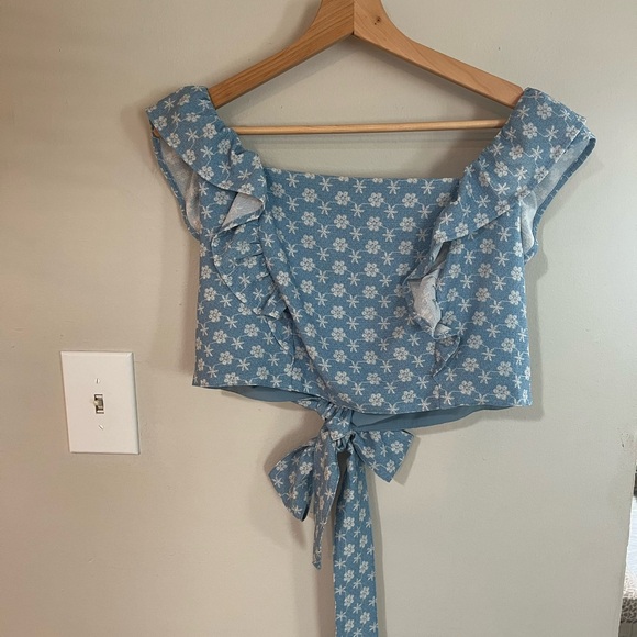 Cute crop top with ruffled shoulders and low back bow tie - Picture 2 of 2